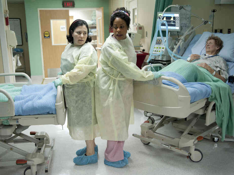 Alex Borstein (left) and Niecy Nash star as nurses in the HBO comedy series Getting On, which was modeled after the hit BBC series of the same name. Alex Borstein (left) and Niecy Nash star as nurses in the HBO comedy series Getting On, which was modeled after the hit BBC series of the same name.
