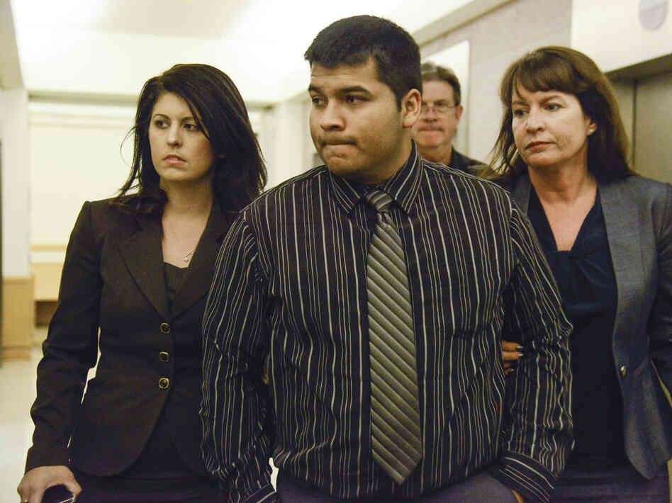 Erick Munoz, flanked by lawyers, walks to 96th District Court last Friday. A judge ordered a Texas hospital to remove life support from his wife, Marlise. Erick Munoz, flanked by lawyers, walks to 96th District Court last Friday. A judge ordered a Texas hospital to remove life support from his wife, Marlise.