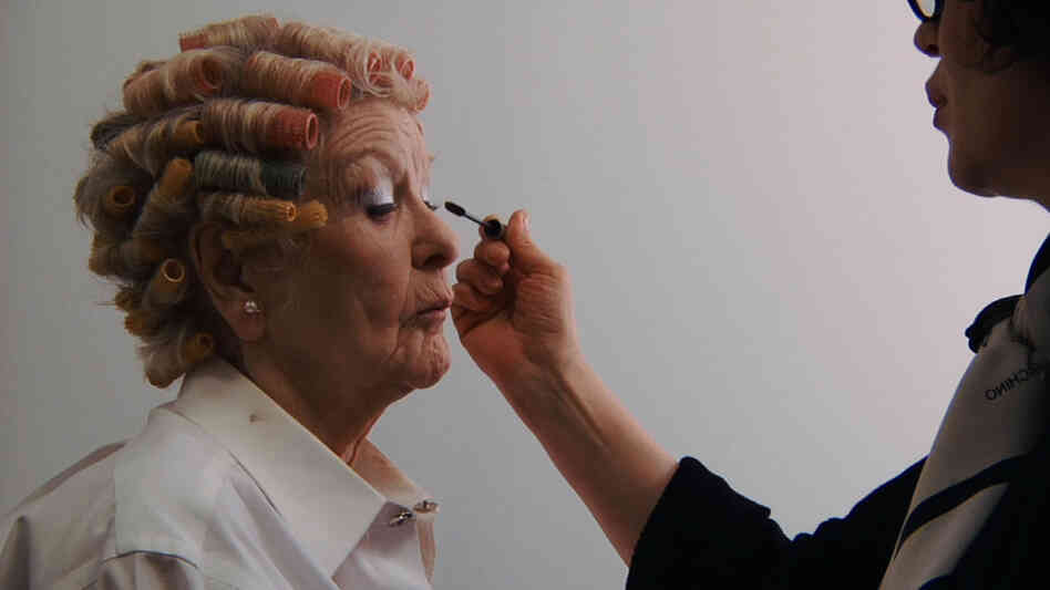 The documentary follows the Tony- and Emmy-winning actress everywhere from backstage to the bedroom to the makeup chair. The documentary follows the Tony- and Emmy-winning actress everywhere from backstage to the bedroom to the makeup chair.