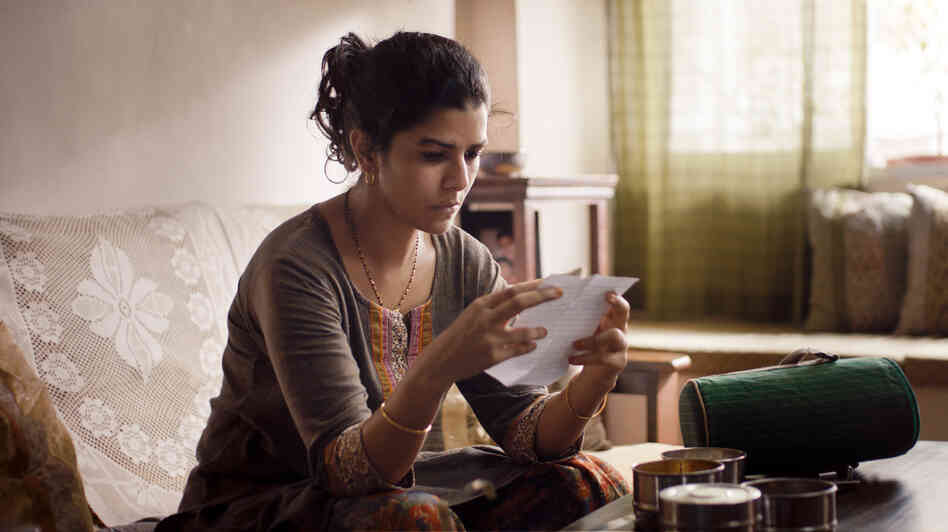 Ila (Nimrat Kaur) is a Mumbai housewife who accidentally begins a correspondence with another man when the lunch she packs for her own husband goes astray. Ila (Nimrat Kaur) is a Mumbai housewife who accidentally begins a correspondence with another man when the lunch she packs for her own husband goes astray.