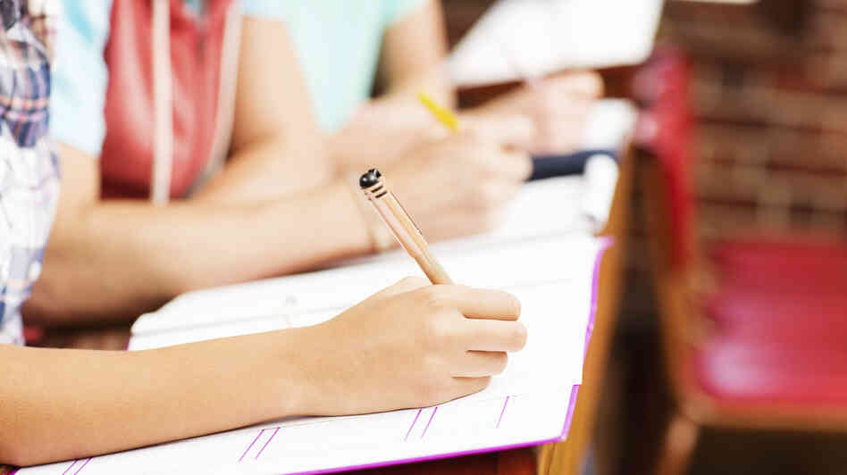 In a British study of nearly 6,000 students, obesity — or perhaps dealing with the stigma associated with obesity — seemed to reduce academic performance. In a British study of nearly 6,000 students, obesity — or perhaps dealing with the stigma associated with obesity — seemed to reduce academic performance.
