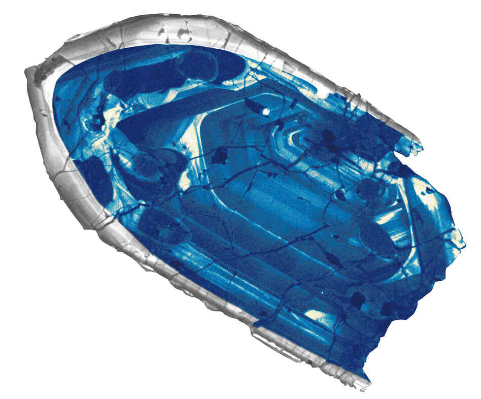 The colors of the zircon crystals range from transparent to deep red. The colors of the zircon crystals range from transparent to deep red.