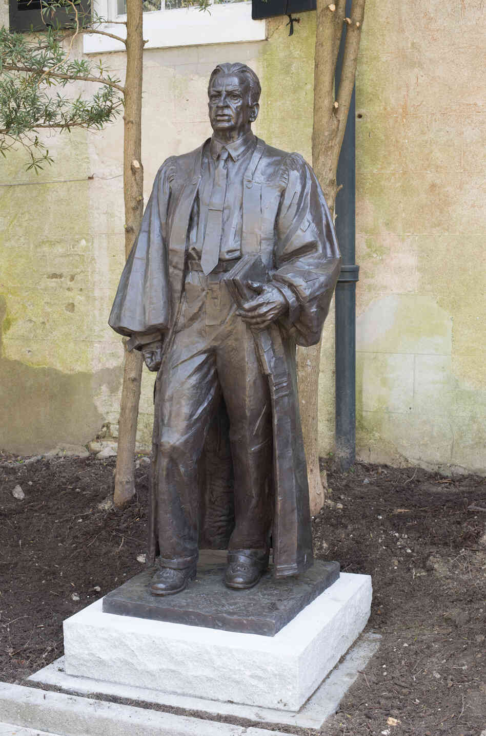 Sculptor Richard Weaver created this life-sized sculpture of federal judge J. Waties Waring. Sculptor Richard Weaver created this life-sized sculpture of federal judge J. Waties Waring.