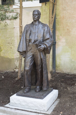 Sculptor Richard Weaver created this life-sized sculpture of federal judge J. Waties Waring. Sculptor Richard Weaver created this life-sized sculpture of federal judge J. Waties Waring.