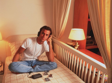 Enrique Iglesias listens to sweet, sweet jams on a portable cassette player, long before you were born. Enrique Iglesias listens to sweet, sweet jams on a portable cassette player, long before you were born.