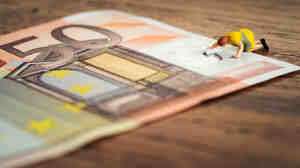 Even some euro bank notes may need a good scrubbing. Like dollar bills, these notes are made from cotton and they harbor an array of bacteria.