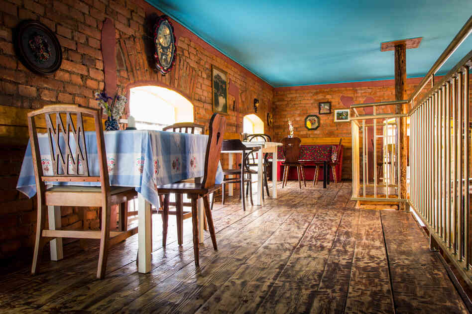 The decor at Romani Kafenava offers some local culture. The decor at Romani Kafenava offers some local culture.