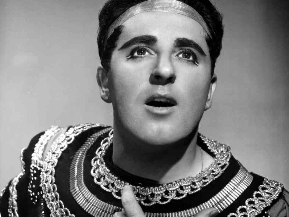 Tenor Carlo Bergonzi as Radames in Verdi's Aida in 1956, the year of his Metropolitan Opera debut. Tenor Carlo Bergonzi as Radames in Verdi's Aida in 1956, the year of his Metropolitan Opera debut.