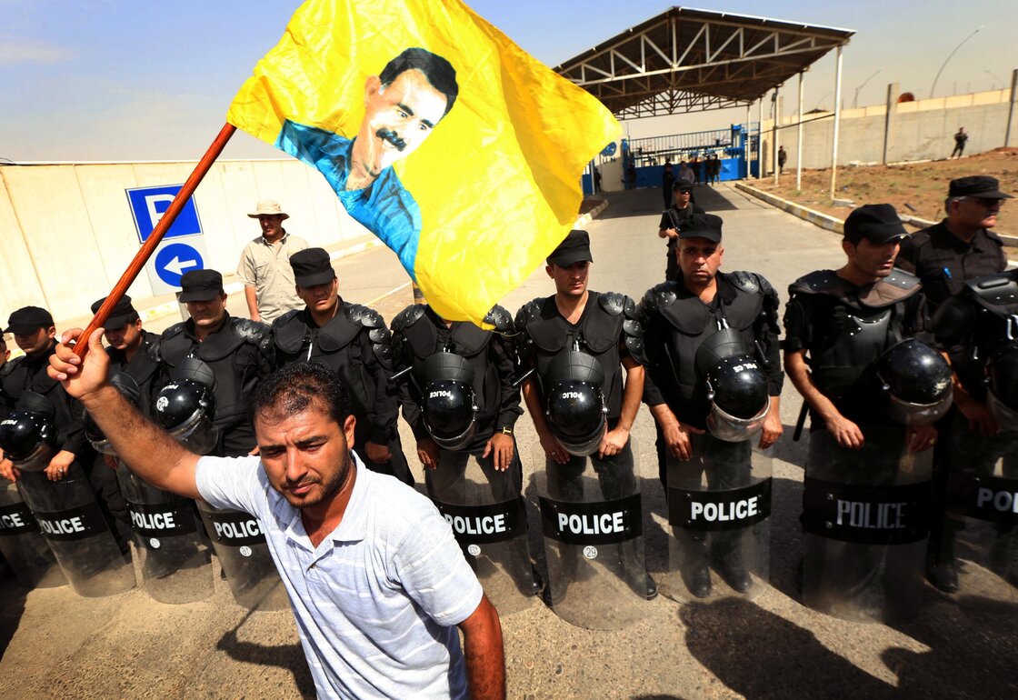 Los EE.UU. tienen diferentes políticas hacia diferentes grupos kurdos. Los EE.UU. trabaja en estrecha colaboración con los kurdos iraquíes, cuyos policías formar una línea en esta foto. Pero los EE.UU. etiquetas un grupo militante kurdo de Turquía, el PKK, una organización terrorista. A PKK olas partidario de una bandera amarilla de líder del grupo. Tres milicianos kurdos independientes han estado combatiendo al grupo que se autodenomina Estado Islámico. Los EE.UU. tienen diferentes políticas hacia diferentes grupos kurdos. Los EE.UU. trabaja en estrecha colaboración con los kurdos iraquíes, cuyos policías formar una línea en esta foto. Pero los EE.UU. etiquetas un grupo militante kurdo de Turquía, el PKK, una organización terrorista. A PKK olas partidario de una bandera amarilla de líder del grupo. Tres milicianos kurdos independientes han estado combatiendo al grupo que se autodenomina Estado Islámico.