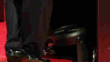 This fan at the base of the lectern for Democratic gubernatorial candidate Charlie Crist Wednesday delayed the gubernatorial debate between Crist and Governor Rick Scott. The Scott campaign believed the fan violated the debate rules.