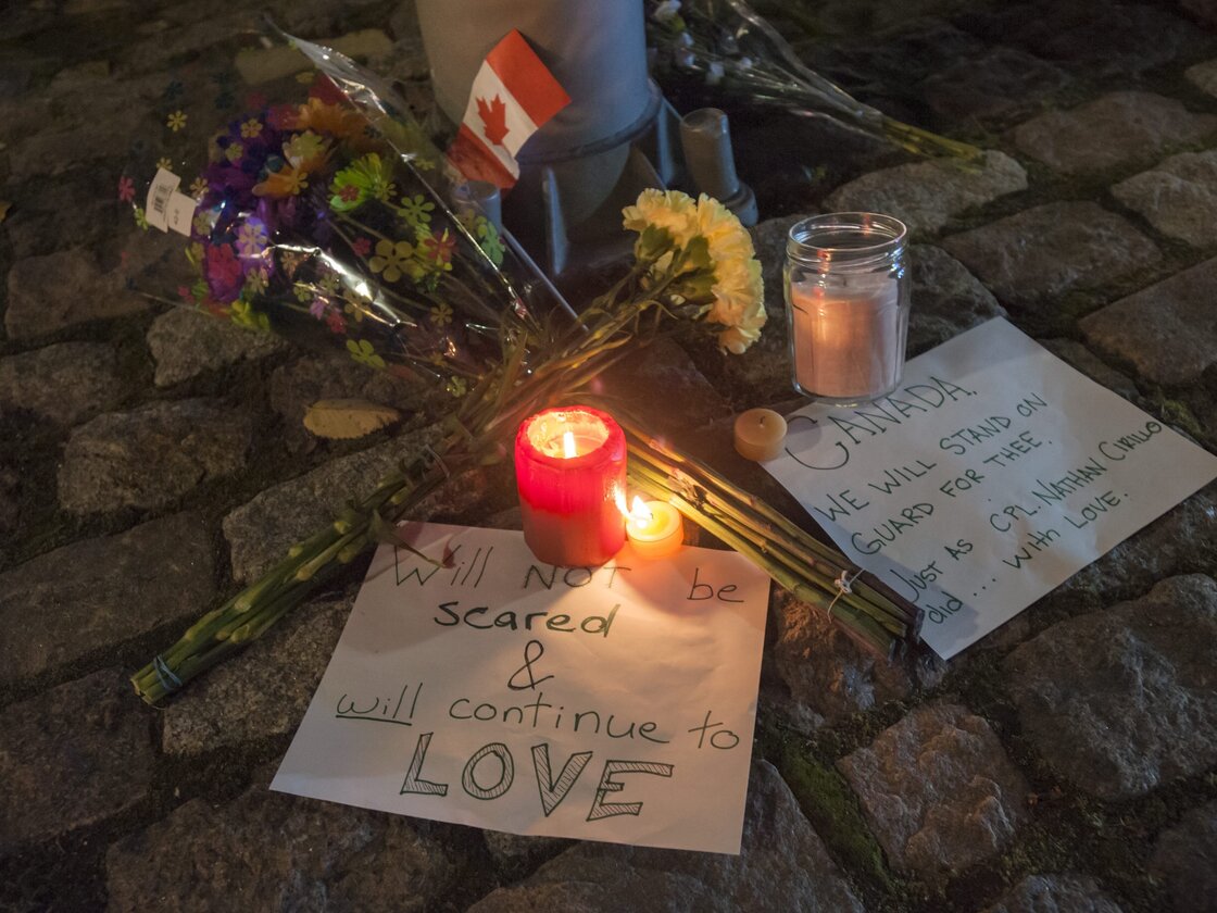 Un mémorial de fortune situé dans une rue du centre-ville un pâté de maisons de Monument commémoratif de guerre du Canada à Ottawa pour rappeler soldat canadien Nathan Cirillo, qui a été abattu par un agresseur mercredi. Un mémorial de fortune situé dans une rue du centre-ville un pâté de maisons de Monument commémoratif de guerre du Canada à Ottawa pour rappeler soldat canadien Nathan Cirillo, qui a été abattu par un agresseur mercredi.