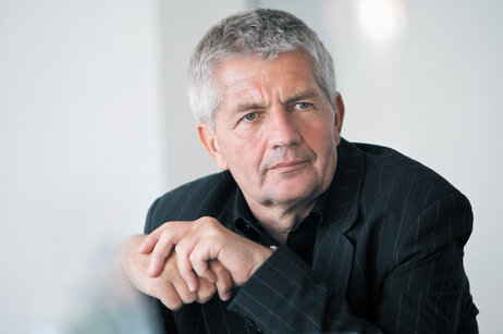 Roland Jahn war der Gründer und ehemaliger Redakteur von Radio Glasnost. Jetzt ist er in Deutschland Kommissar für das Archiv der Ost-Deutschland die Stasi. Roland Jahn war der Gründer und ehemaliger Redakteur von Radio Glasnost. Jetzt ist er in Deutschland Kommissar für das Archiv der Ost-Deutschland die Stasi.