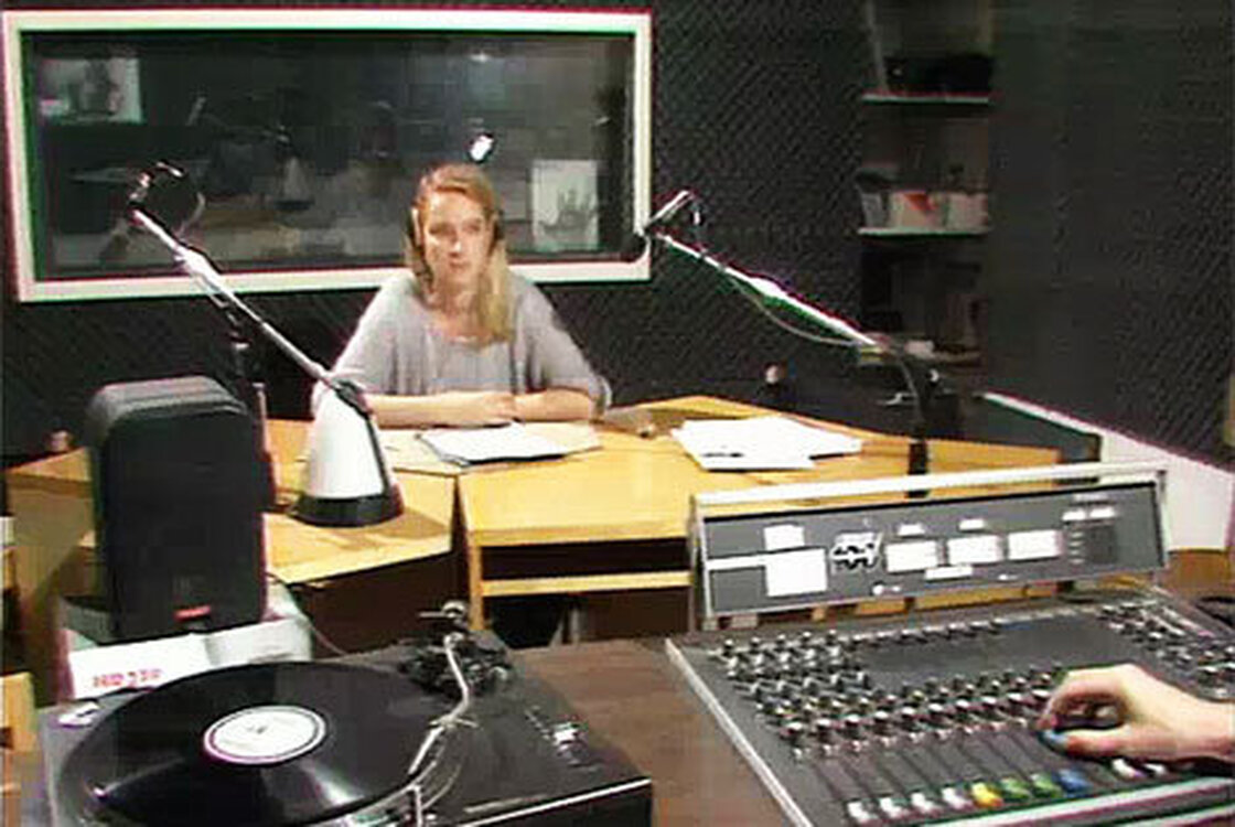 Radio Glasnost Host Ilona Marenbach in West-Berlin 1987. In den letzten Jahren des Kalten Krieges wurde das Programm von Kassettenaufnahmen von Dissidenten in Ost-Berlin und ausgestrahlt sie zurück in den östlichen Teil der Stadt. Radio Glasnost Host Ilona Marenbach in West-Berlin 1987. In den letzten Jahren des Kalten Krieges wurde das Programm von Kassettenaufnahmen von Dissidenten in Ost-Berlin und ausgestrahlt sie zurück in den östlichen Teil der Stadt.