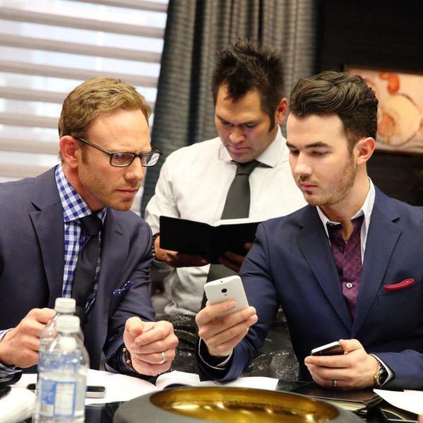 Yup. That's Ian Ziering, Johnny Damon, and Kevin Jonas on The Celebrity Apprentice. And in the spirit of this dopey show, somebody using his phone.