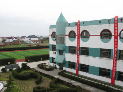 This is the last remaining elementary school in Rudong County's Yangkou Township, the result of mergers due to declining school-age population and migration. This is the last remaining elementary school in Rudong County's Yangkou Township, the result of mergers due to declining school-age population and migration.