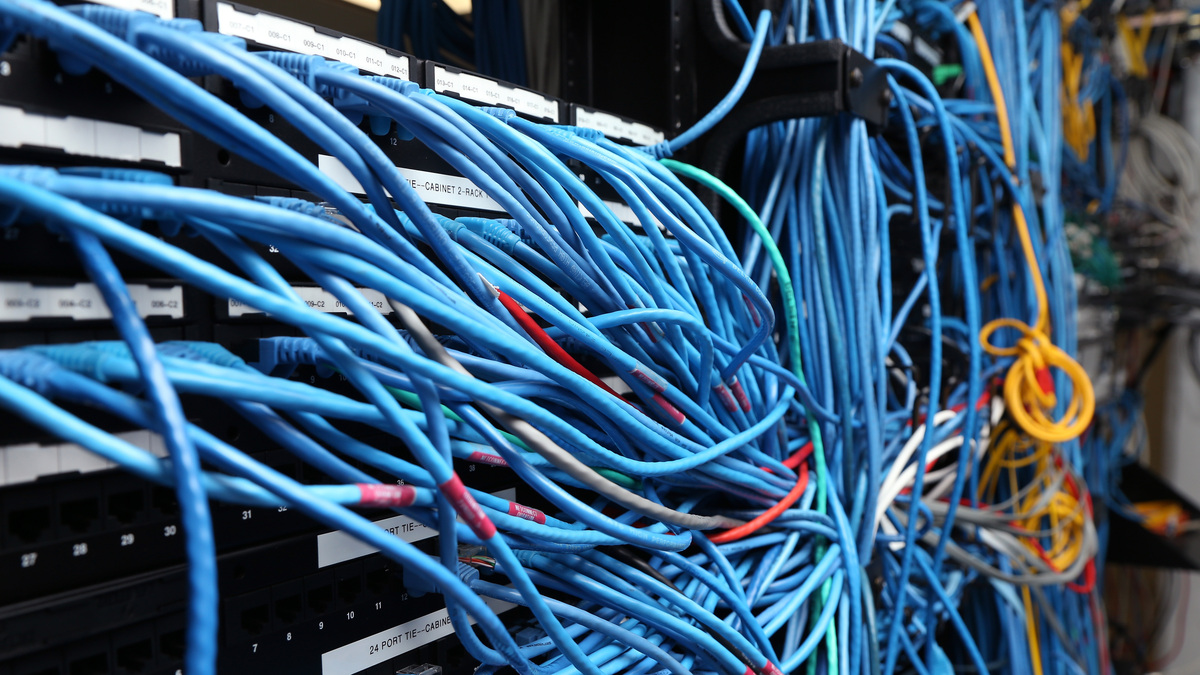 President Obama called on the Federal Communications Commission to implement a strict policy of net neutrality and to oppose content providers in restricting bandwidth to customers.