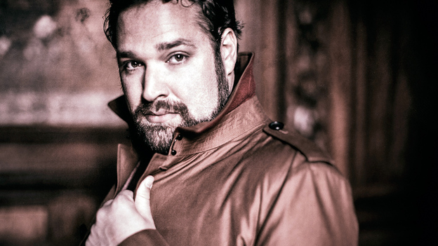 Tenor Bryan Hymel sings shining high Cs in the Rossini aria "Asile héréditaire." (Warner Classics)