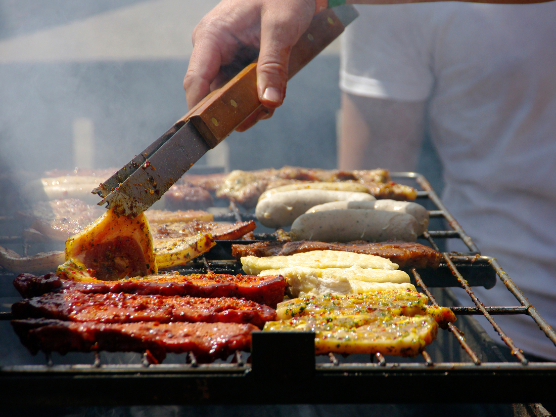 The planning for the grill this Memorial Day? Then the Food Network chef Alton Brown will have a few tips to help your tastes go up in smoke. Planning to grill this Memorial Day? Below, Food Network chef Alton Brown has some tips to keep your flavor from going up in smoke.