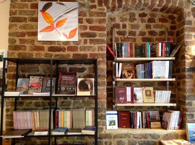 Libri arabo-e in lingua inglese vengono visualizzati nella nuova siro-run Pagine libreria di Istanbul. I titoli in turco e francese sono disponibili anche.