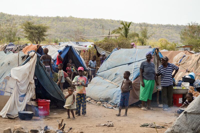 Children play in between the tents of Parc Cardeau.