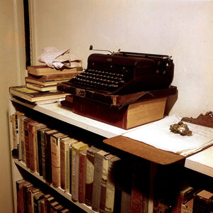 Hemingway left his books, papers and typewriter, seen here in 1964, in Cuba when he returned to America. (Mondadori Portfolio /Getty Images) Hemingway left his books, papers and typewriter, seen here in 1964, in Cuba when he returned to America. (Mondadori Portfolio /Getty Images)
