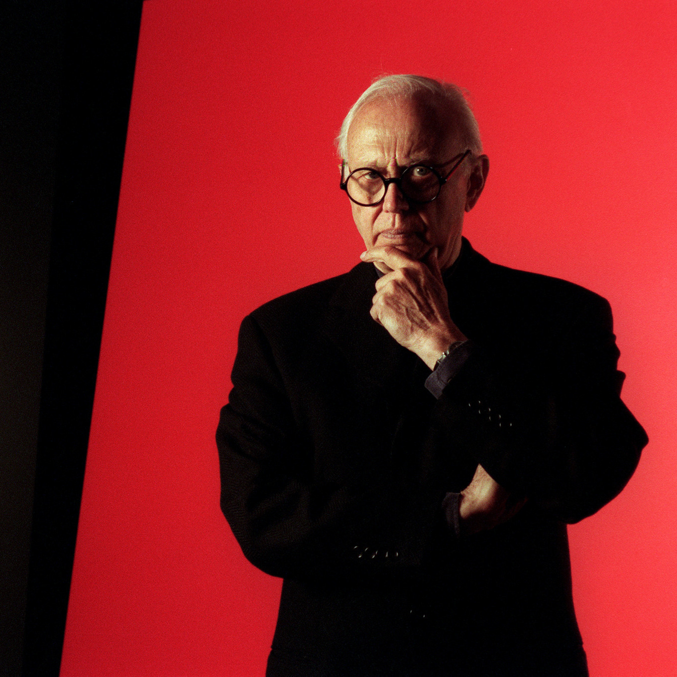 Ellsworth Kelly, shown before one of his huge pieces at Peter Carlson Enterprises, Sun Valley, in 1996, has died at the age of 92.