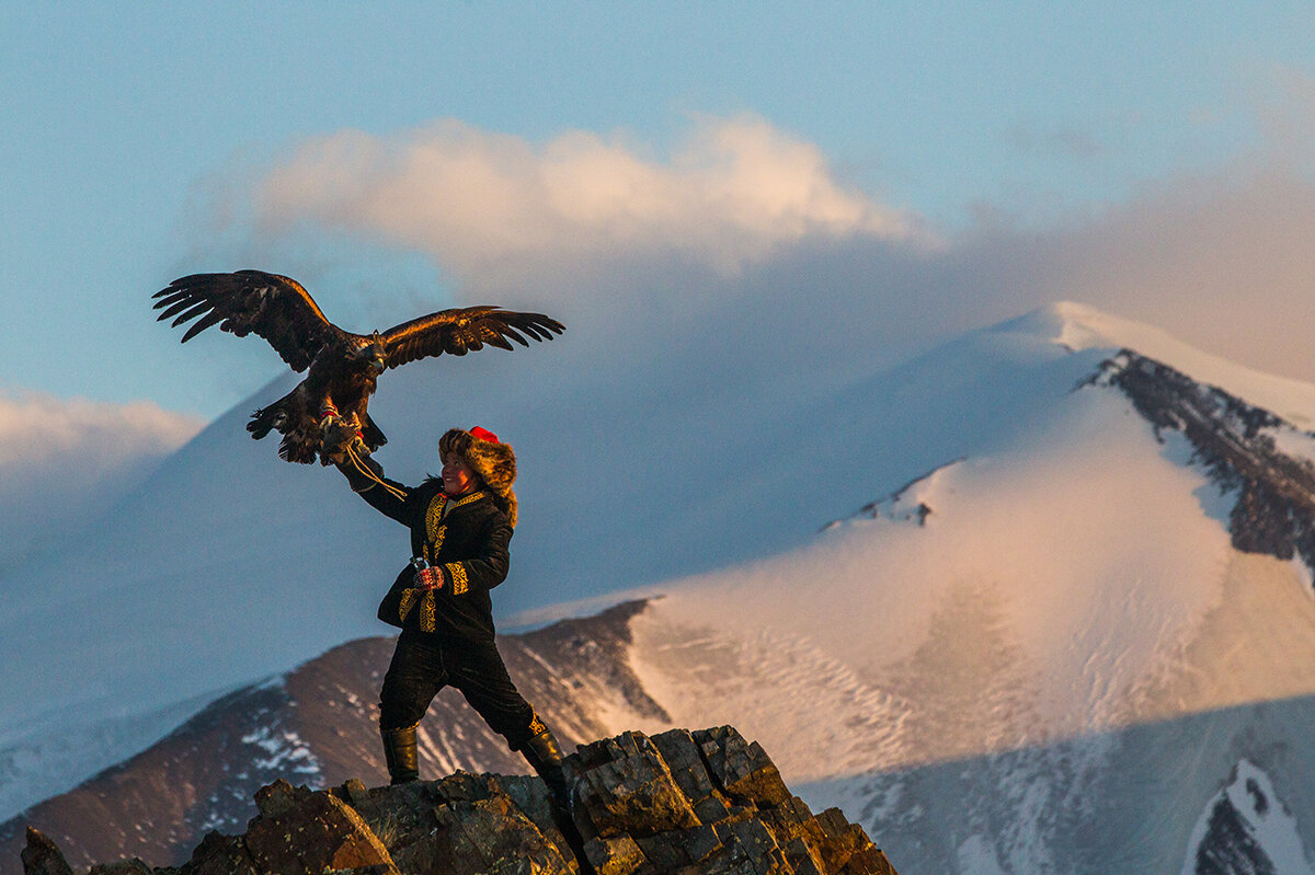 A still image from the documentary The Eagle Huntress.