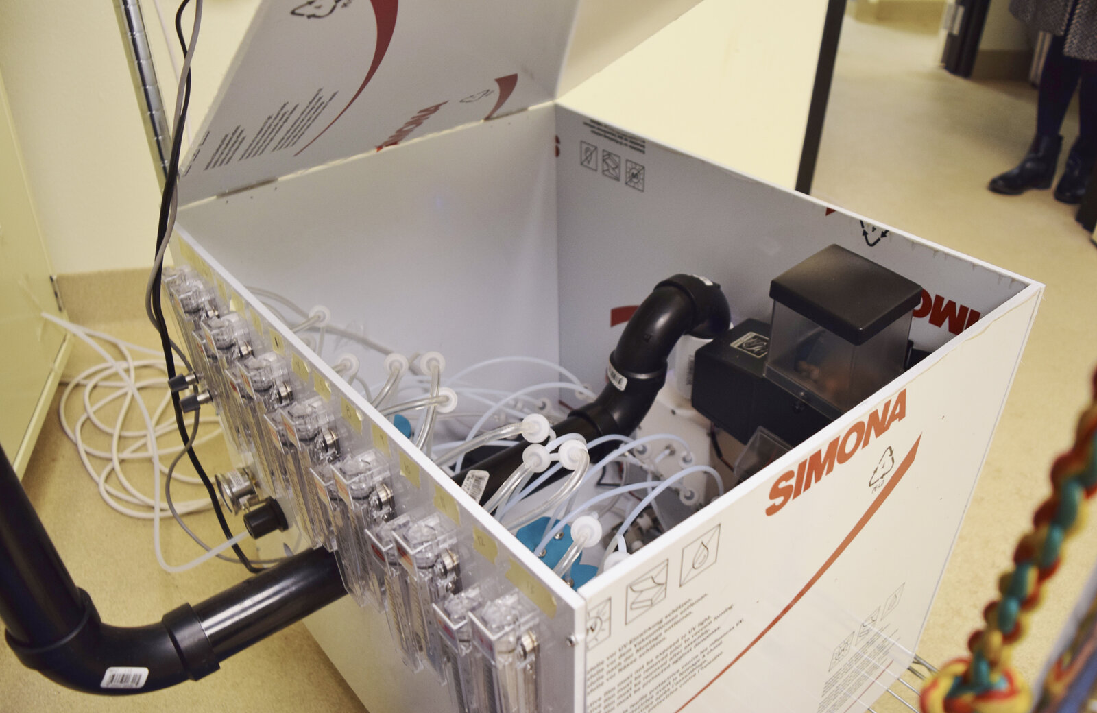An air pump controlled by a computer creates a mixture of scents from various samples inside the olfactometer. An air pump controlled by a computer creates a mixture of scents from various samples inside the olfactometer.