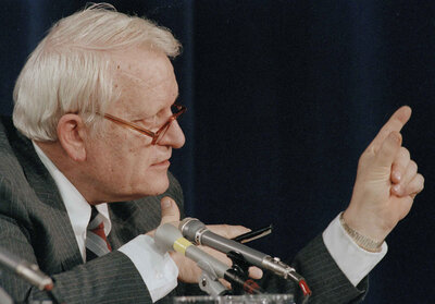 George Hardy speaks during Challenger explosion hearings in Washington, D.C., on Feb. 26, 1986. (Charles Tasnadi/AP)