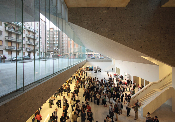 Insuralita Luigi Bocconi的经济学大厦学院由意大利米兰设计,由Grafton Architects设计 - 由Yvonne Farrell和Shelley McNamara创立。它于2008年的就职世界建筑节被评为今年的世界建筑,并推出了格拉夫顿建筑师作为大学建筑的领先设计师。