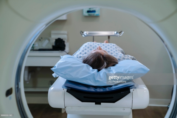 Hospitals must now post 上 their websites, in a 消费者友好的格式,300普通和"shoppable"服务,例如生婴儿,进行关节置换,疝气修复或进行诊断性脑部扫描。