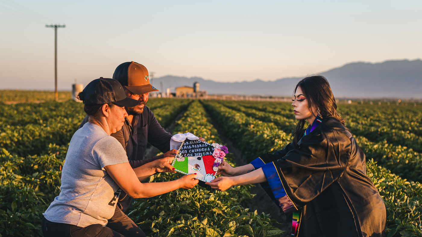 A College Grad Honored Her Parents With A Photoshoot In The Fields Where They Worked 1 A College Grad Honored Her Parents With A Photoshoot In The Fields Where They Worked