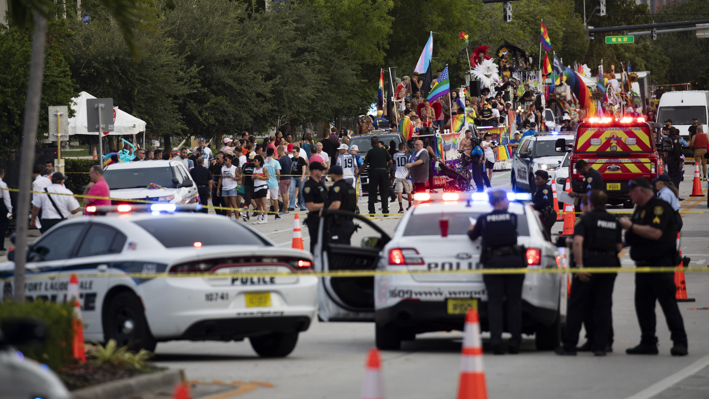 A Driver Crashed Into The Crowd At A Pride Parade In Florida, Killing One Man 1 A Driver Crashed Into The Crowd At A Pride Parade In Florida, Killing One Man