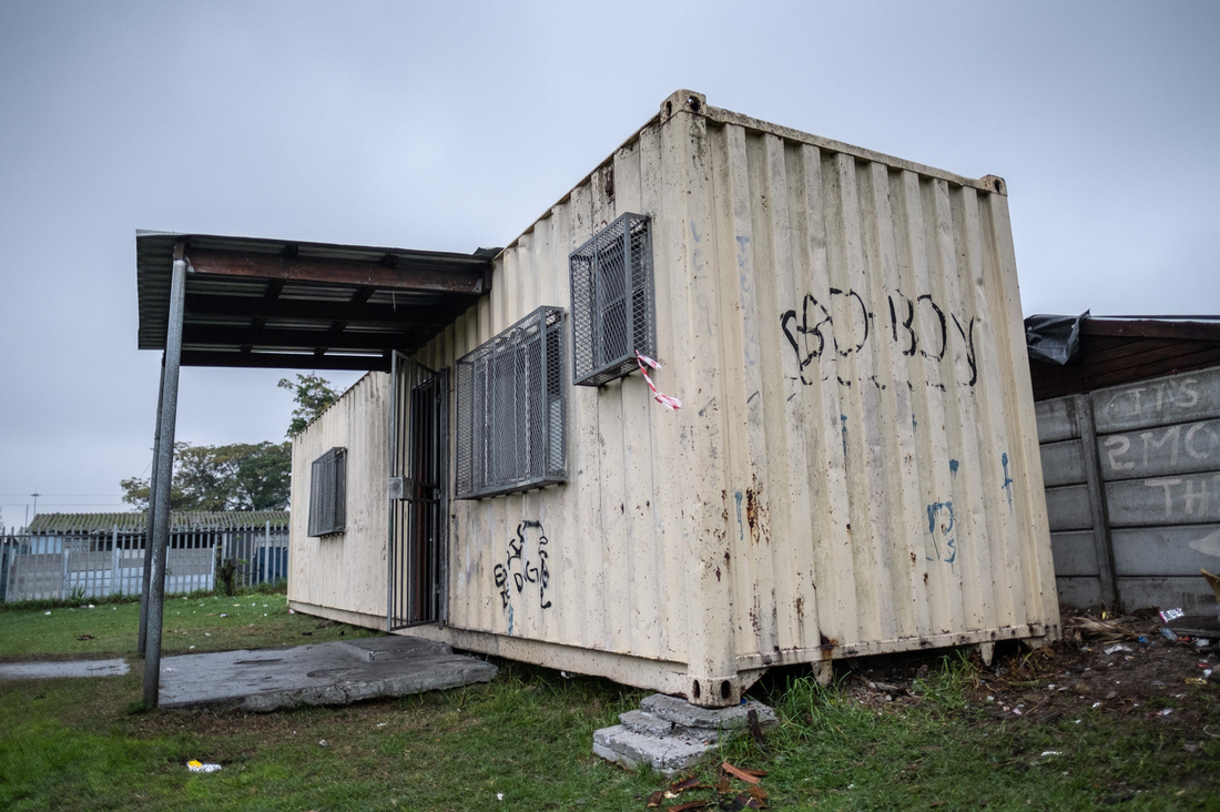 PHOTOS: Improvised Library Brings Joy Of Books To Kids Living In Gang Territory 16 PHOTOS: Improvised Library Brings Joy Of Books To Kids Living In Gang Territory