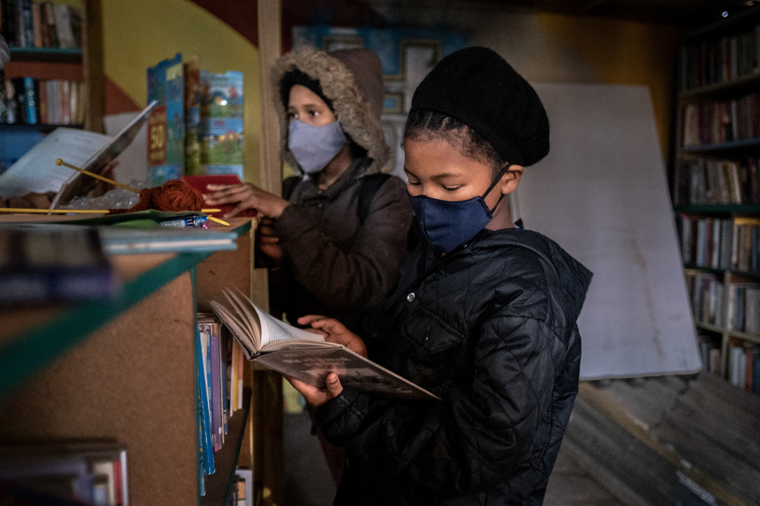 PHOTOS: Improvised Library Brings Joy Of Books To Kids Living In Gang Territory 10 PHOTOS: Improvised Library Brings Joy Of Books To Kids Living In Gang Territory