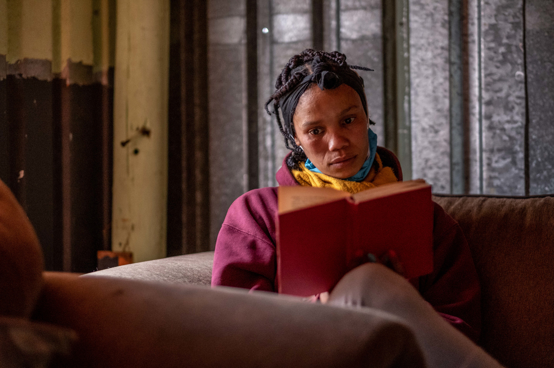 PHOTOS: Improvised Library Brings Joy Of Books To Kids Living In Gang Territory 12 PHOTOS: Improvised Library Brings Joy Of Books To Kids Living In Gang Territory