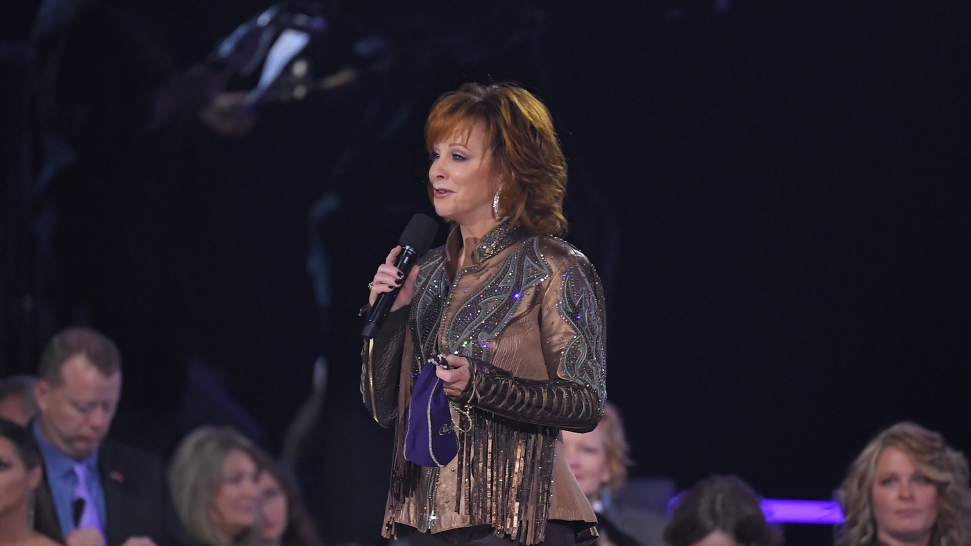Reba McEntire Is Rescued By Emergency Workers After A Staircase Collapsed 1 Reba McEntire Is Rescued By Emergency Workers After A Staircase Collapsed