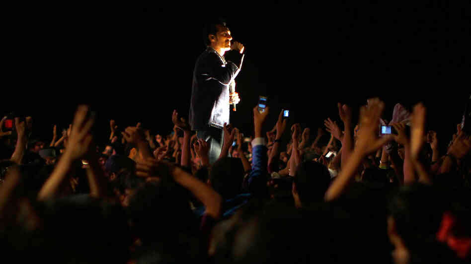 Singer Farhad Darya Walks Through Fans Singer Farhad Darya Walks Through Fans
