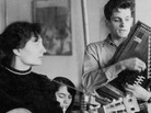 Mike Seeger plays the autoharp and sings as guitarist and future-wife Alice Gerrard accompanies him. Mike Seeger plays the autoharp and sings as guitarist and future-wife Alice Gerrard accompanies him.