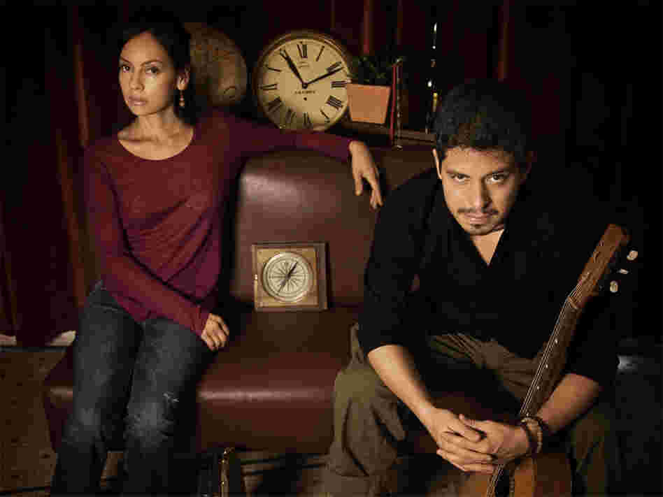 Rodrigo y Gabriela first met performing with Mexican thrash metal group Tierra Acida.