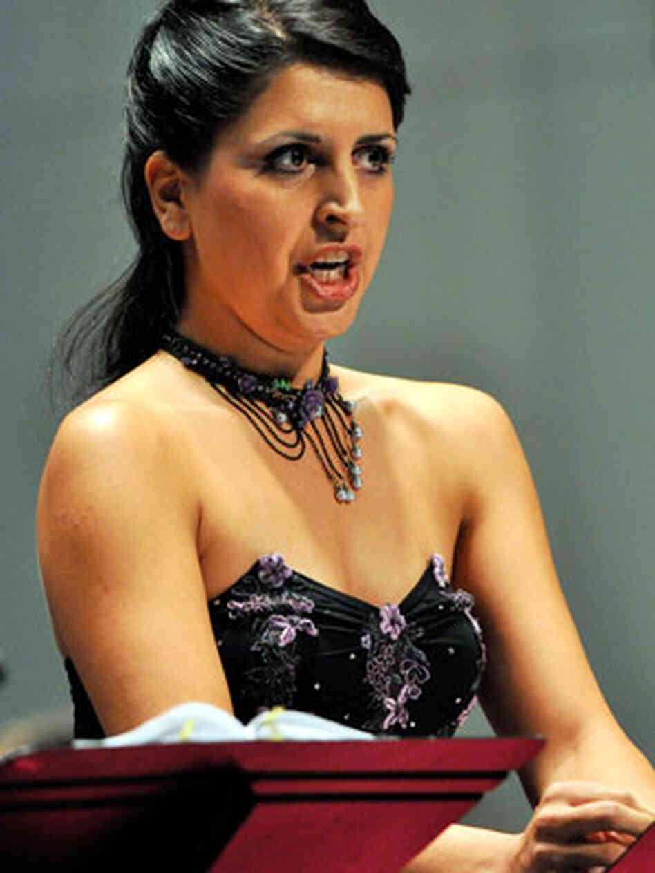 Mezzo-soprano Varduhi Abrahamyan in Bellini's "Zaira." Mezzo-soprano Varduhi Abrahamyan in Bellini's "Zaira."