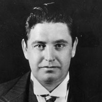 The singer packed concert halls and sang without a microphone before audiences of 7,000 people. The singer packed concert halls and sang without a microphone before audiences of 7,000 people.