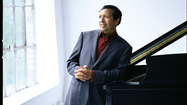 Murray Perahia at the piano.