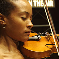 Melissa White plays violin