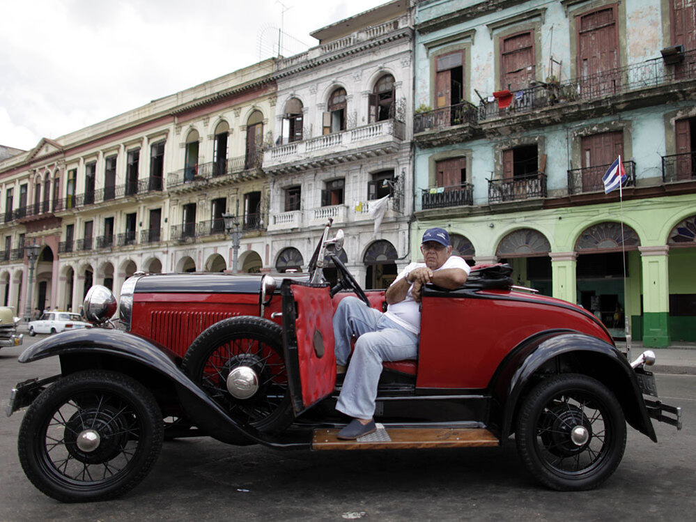 Man awaits tourists in Havana