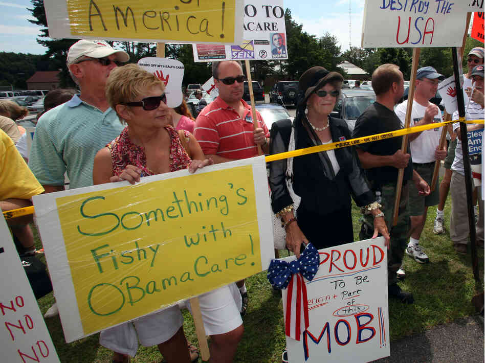 People protesting President Obama's proposed health care reform