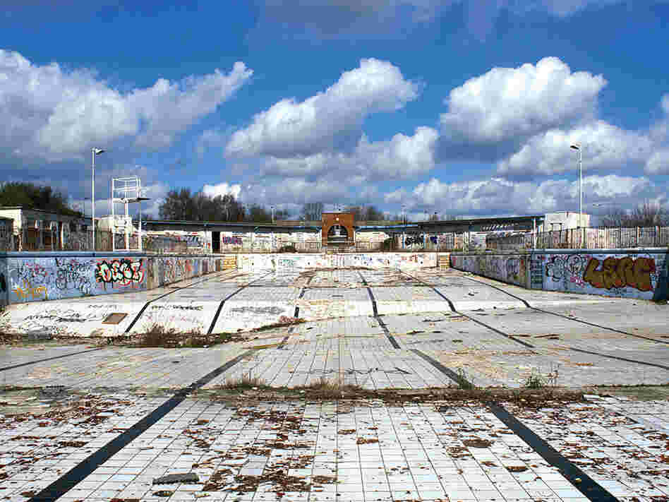 Abandoned Uxbridge Lido, Uxbridge