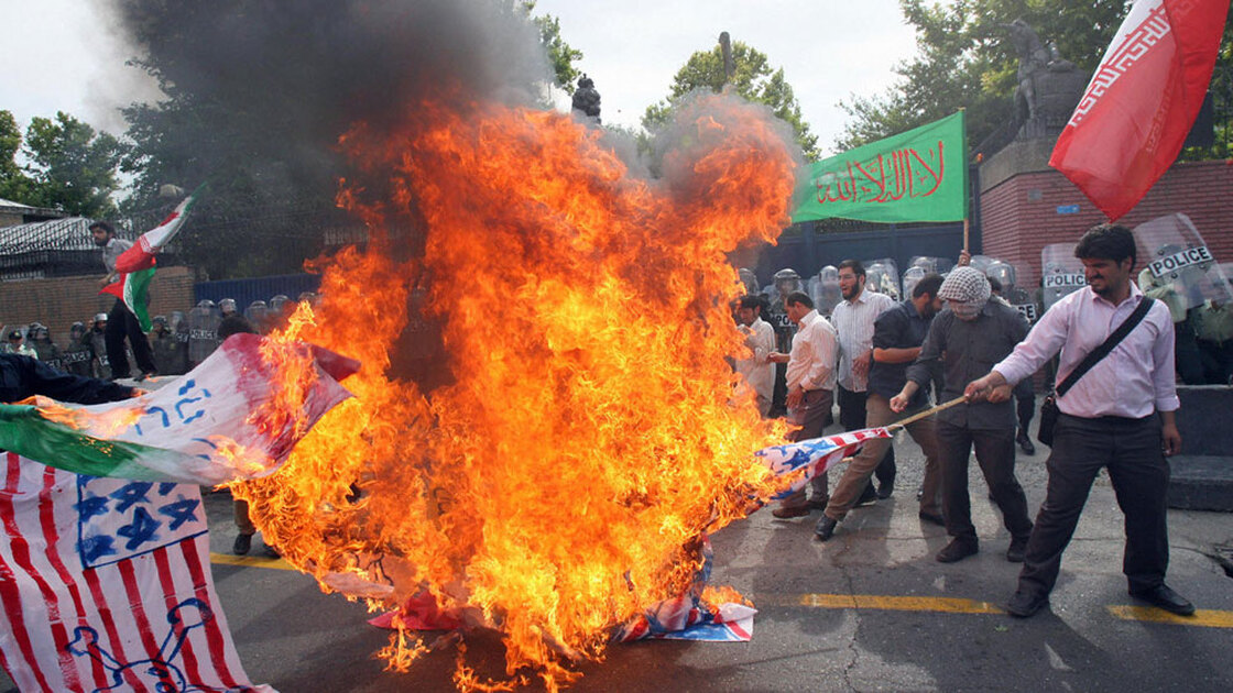 Wide: Iranian hard-line students burn U.S. and British flags, June 2009