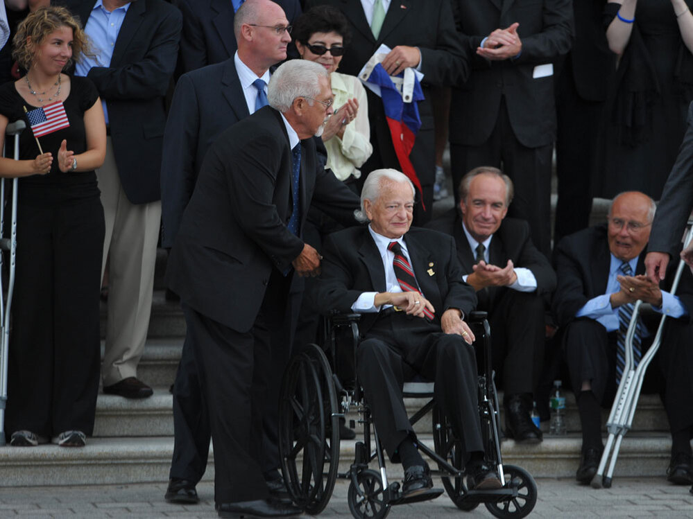 Sen. Byrd awaits the hearse carrying Edward Kennedy's remains.