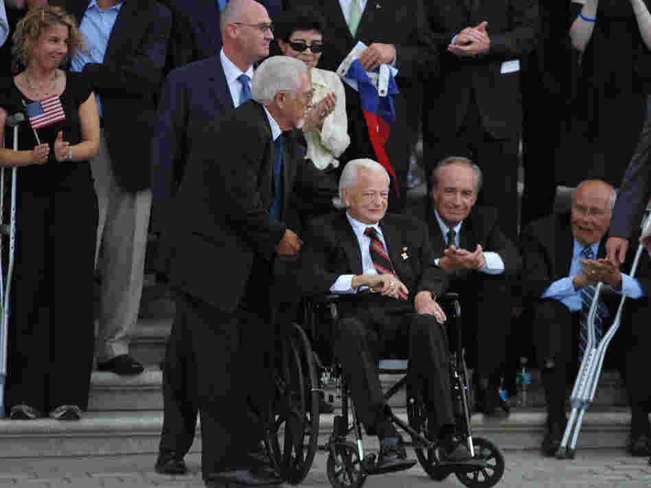 Sen. Byrd awaits the hearse carrying Edward Kennedy's remains.